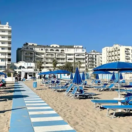 Roberta A 50 Metri Dalla Spiaggia